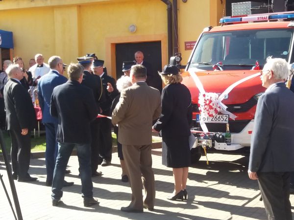 Przekazanie nowego samochodu dla OSP w Domacynie.