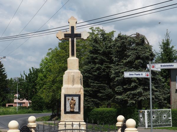 krzyż kamienny na postumencie - tu na rozstajach dróg : do Miejsca Piastowego, do Rymanowa ewentualnie do Wróblika Szlacheckiego - są galerie - polecam. Kaplicz