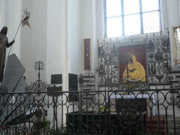 Ołtarz Matki Bożej Ostrobramskiej.