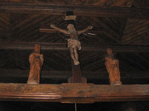 we wnętrzu - ściany, strop i parapet chóru muzycznego pokryte zostały ozdobną listwą - boazerią.