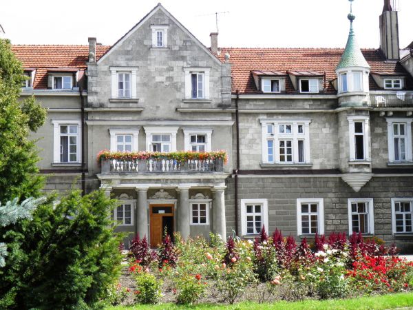 Pałac Ponińskich powstał w miejscu starego dworu Telefusów z XVII w. Kolejni właściciele zmieniali przez wieki jego wygląd; obecną formę otrzymał podczas grunto