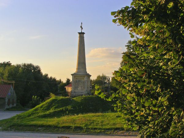 ZAWIEPRZYCE - OBELISK Z KRZYŻEM.