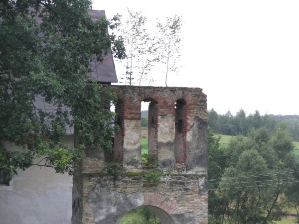 "w dole potok mruczy / ledwie słychać, jak płaczą cerkiewne dzwony..." - za J.G. - cerkiew /opuszczona/ i dzwonnica - niegdyś bramna.