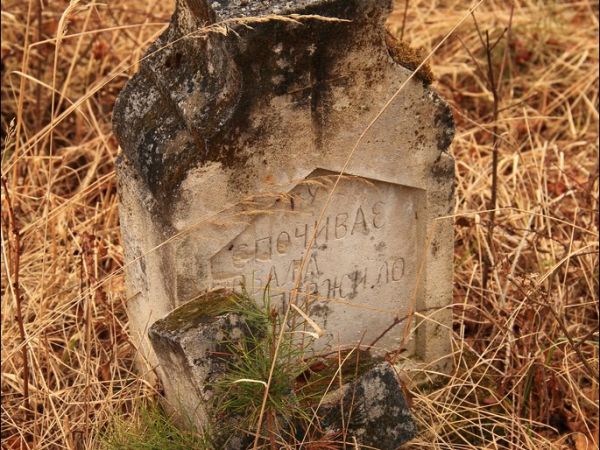 Stary cmentarz greckokatolicki przy cerkwi w Mołodyczu. Obecnie używany sporadycznie .