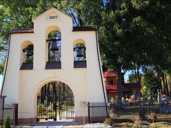 Dawna , drewniana cerkiew greckokatolicka pw. Niepokolanego Poczęcia NMP , wybudowana w 1781 r. Od 1971 r. pełni funkcję rzymskokatolickiej kaplicy filialnej.