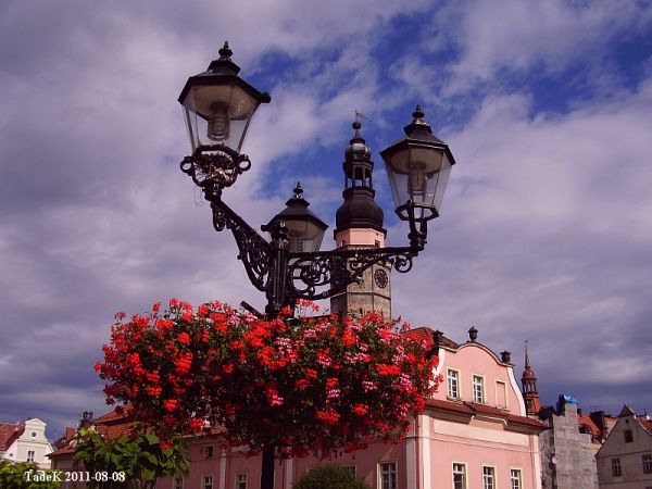 Fragment Rynku z  widokiem Ratusza w obramieniu ozdobnej latarni