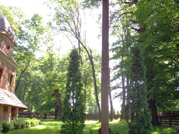 w zespole cerkiewnym : krzyż w intencji pamięci /tablica - w galerii/.