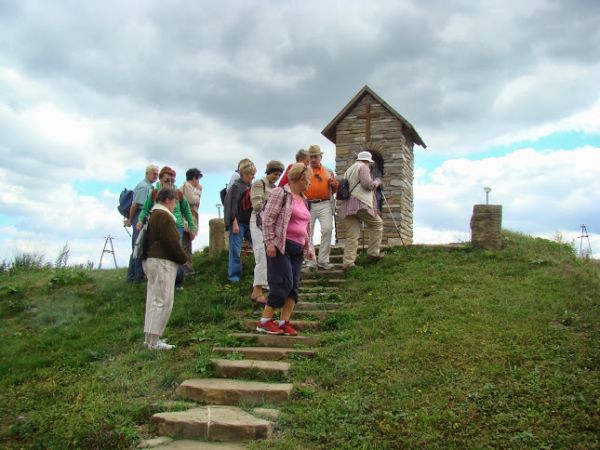 w miejscu zwanym "Pod ciurkiem" - tam kapliczka wśród pól, przy gościńcu.   No i : "Na świętej Tekli  /23 IX/  będziemy ziemniaki piekli". Święta Tekla - pierws