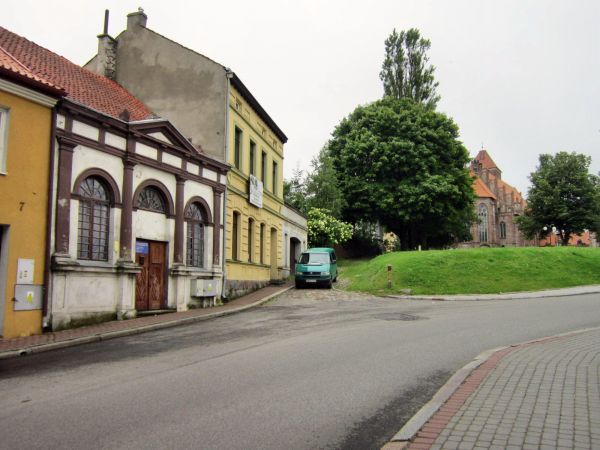 Kętrzyn-stare miasto,z lewej zabytkowe kamieniczki,wśrodku dawna stara synagoga przy ul. Zjazdowej,w głębi kościół obronny św. Jerzego przy ul. Zamkowej 2012-06