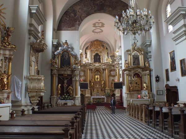 Wnętrze /nawa główna/ kościoła p.w Nawiedzenia Najświętszej Marii Panny