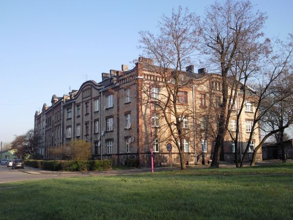 Stara, zabytkowa kamienica w dzielnicy Piaski