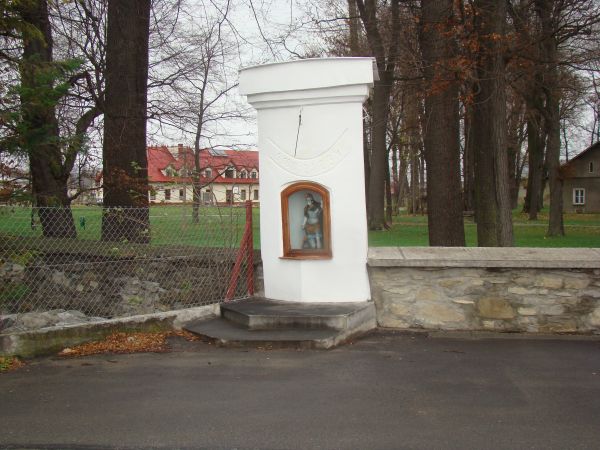Kapliczka św. Floriana z 1-szej poł. XIX wieku, a na niej  gnomon - zegar słoneczny - jedyna taka na Ziemi Sanockiej.
