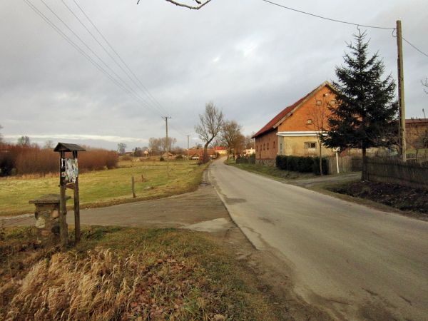 Główna droga przebiegająca przez Klewno jadąc od strony Reszla.