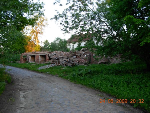 Ruiny byłego klubu,remizy strażackiej oraz SKR