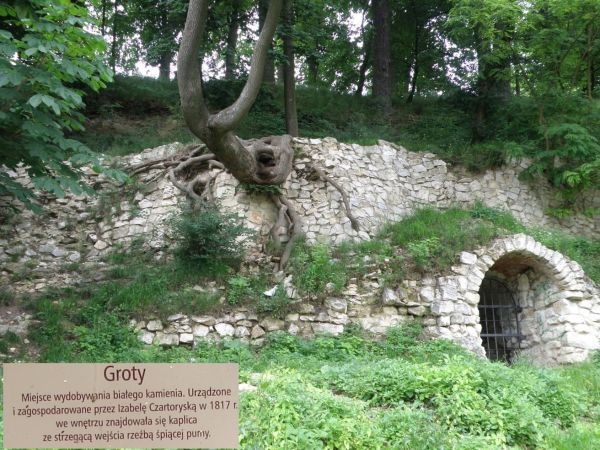Groty - miejsce wydobywania kamienia, urzadzone przez ksiezne Izabelle Czartoryska jako groty romantyczne