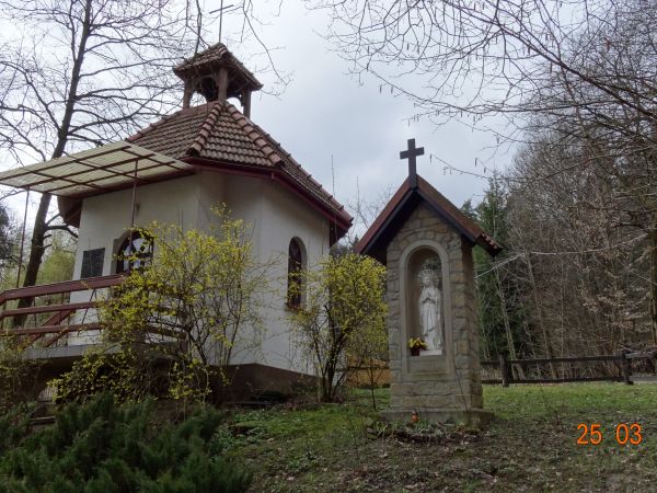 kaplica - votum w pobliżu miejsca, gdzie do 1948r. znajdował się budynek zdrojowy "Anatolówka", gdzie podczas okupacji miało siedzibę seminarium duchowne Diecez
