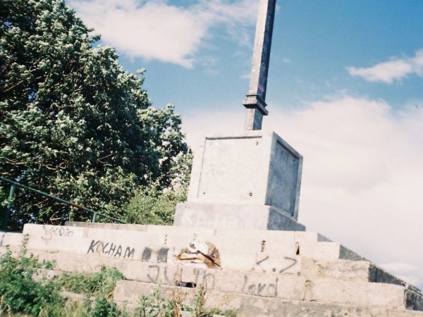 Na Górze Krzyża metalowy Krzyż.