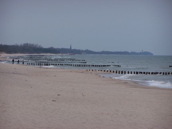 Widok z plaży k. FLORYNA  na wieżę kościoła w Sarbinowie i Latarnię morską w Gąskach