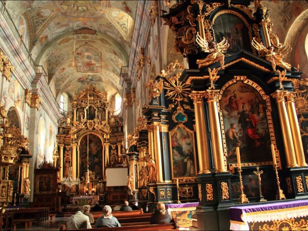 Bazylika Zwiastowania NMP w Leżajsku – wzniesiona w miejscu, gdzie według tradycji ukazała się w 1590 roku Tomaszowi Michałce Matka Boska. Sprawują nad nią opie