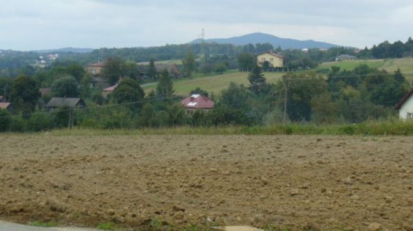 WIDOK NA LIWOCZ Z MIEJSCA POŁOŻONEGO NA PÓŁNOCNY ZACHÓD OD WAŁÓW