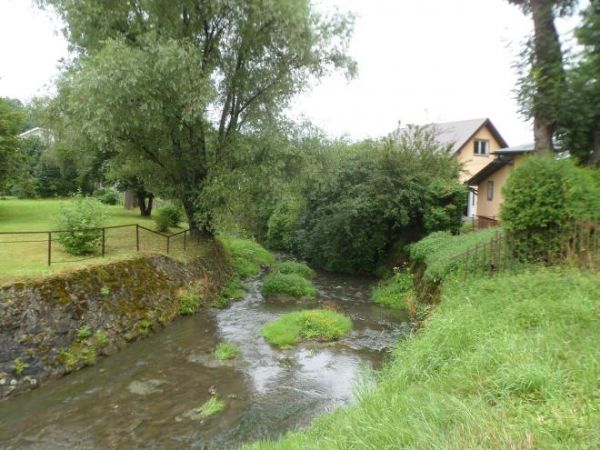 Potok Płowiecki - tu już po połączeniu z wodami Potoku Stróżowskiego, zwany niegdyś na tym odcinku do Sanu jako Dworzysko - tu n/z widok z mostu na ul. Jagiello