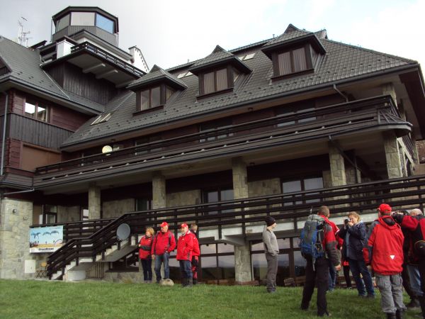 przed / przy / obok : obiekty ośrodka szybowcowego, góruje oszklona baszta sześcioboczna a z niej wyjście na odkryty taras / platformę widokową - warto tam być