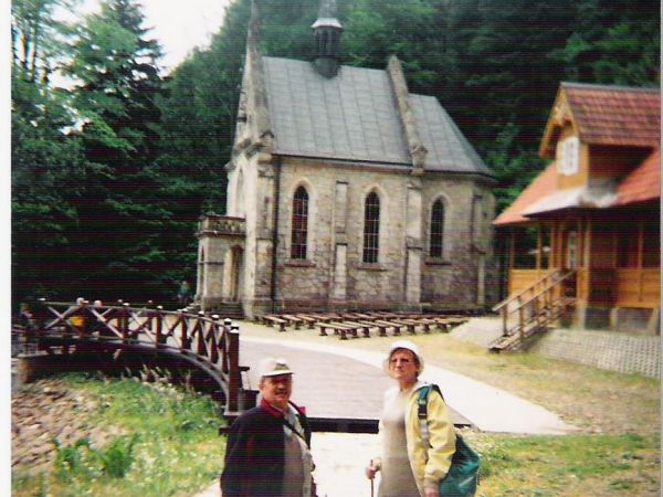 w sąsiedztwie kościółka pw. św. Jana z Dukli - jest tzw. domek pustelnika  - a na zdjęciu: drewniany dom rekolekcyjny - plebania /jakby?/, kościółek a dalej - w