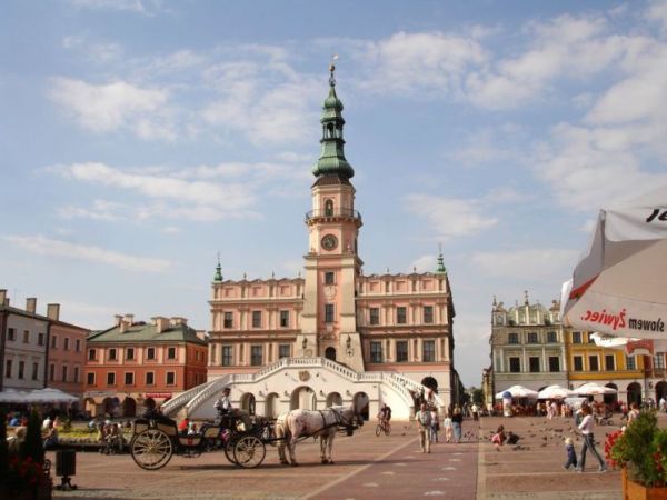 Renesansowe miasto zalozone i wybudowane (1580)  od podstaw przez hetmana Jana Zamoyskiego.