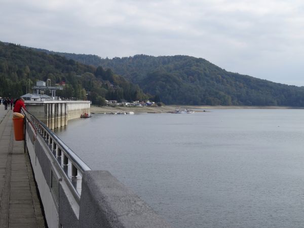 długość korony zapory to 664m , wysokość 82m, zasadniczy cel energetyczny i przeciwpowodziowy, wyjątkowe walory turystyczne i wypoczynkowe oraz rekreacyjne, bud