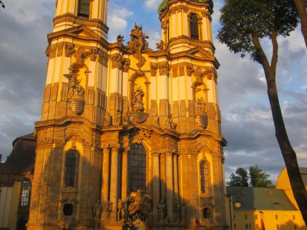 Sanktuarium Matki Bożej Łaskawej w promieniach zachodzącego słońca.