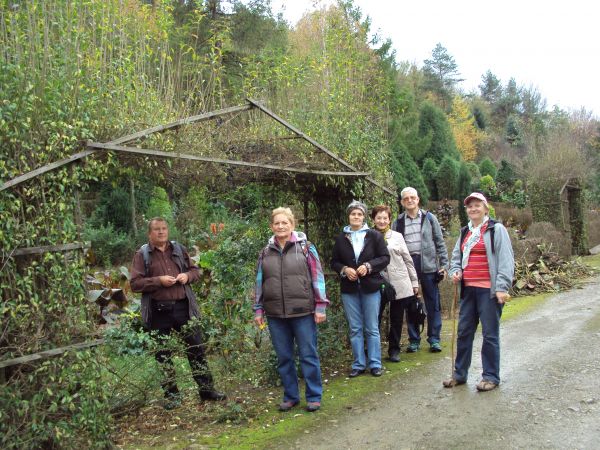 w bajkowej scenerii ogrodu / arboretum dra Bukreja, tu : przed jedną z wielu iluzorycznych "bram do raju" - dla oczu, powonienia i serca !