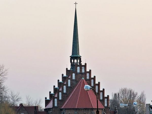 Fragment kościoła p.w. Matki Bożej Bolesnej widziany z ulicy Siennickiej