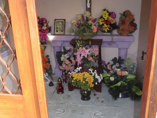 wewnątrz kaplicy przy cmentarzu.