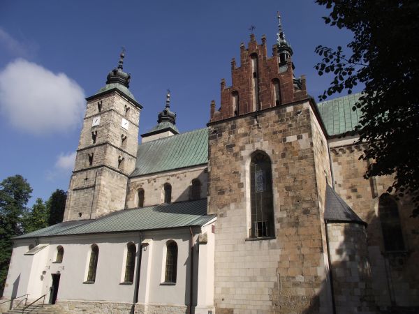 Romańska kolegiata - XII wiek, rozbudowana w XV i XVI wieku, uwieńczenia wież nie dokończonych noszą "kształty korony jerozolimskiej" - Jarosław Iwaszkiewicz -