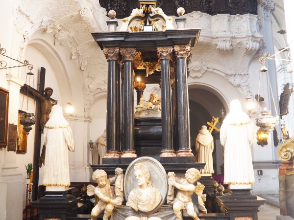 w kaplicy św. Jadwigi - po prawej : piękny barokowy, marmurowo-alabastrowy sarkofag kanonizowanej księżnej śląskiej.