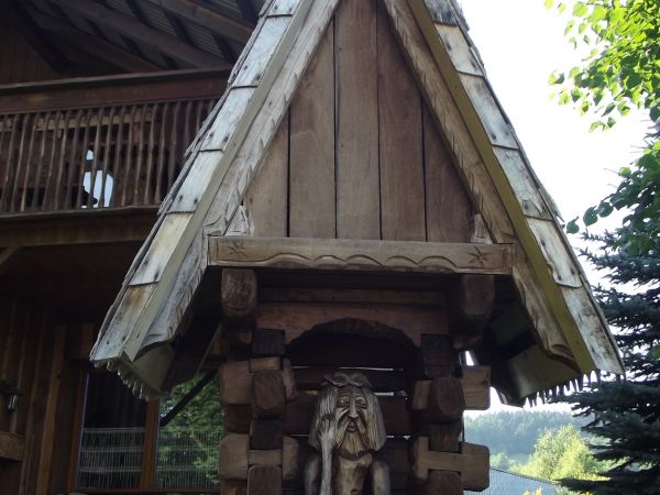 obiekty Muzeum Przyrodniczo-Łowieckiego  "Knieja" - pewnie naśladownictwo małej architektury sakralnej - kapliczki z Chrystusem Frasobliwym.