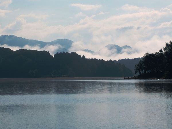 Pejzaż Soliński z porannymi mgłami