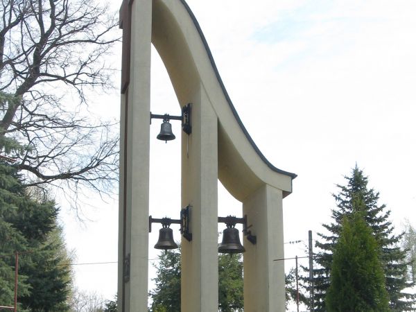 na placu przykościelnym: współczesnej "mody architektonicznej" wolnostojąca dzwonnica parawanowa.