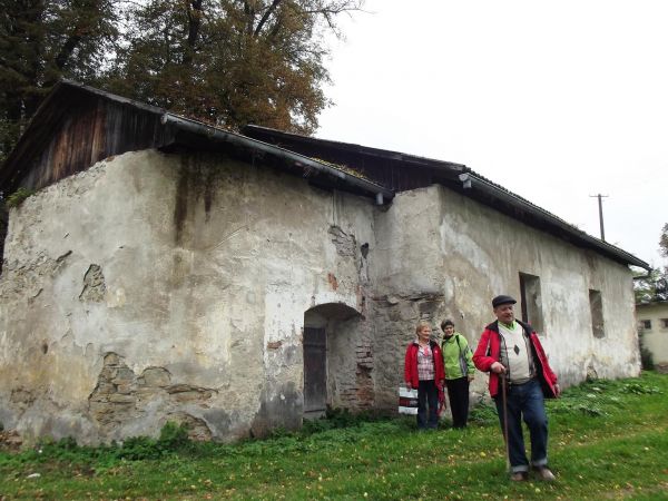 przy wejściu do prezbiterium cerkwi greckokatolickiej pw. Zaśnięcia Przeczystej  Bogarodzicy, z 1901r. w stanie opuszczonej a zarazem postępującej ruiny, po II