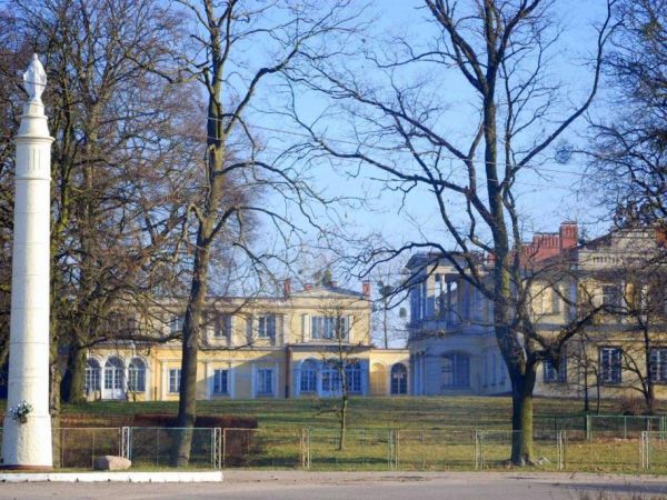 Waplewo Wielkie - widok na neorenesansową kolumnę Matki Boskiej i pałac.