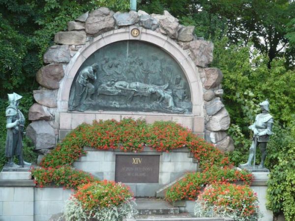 Wokół murów obronnych przepiękna Droga Krzyżowa na zdjęciu
ostatnia stacja XIV.