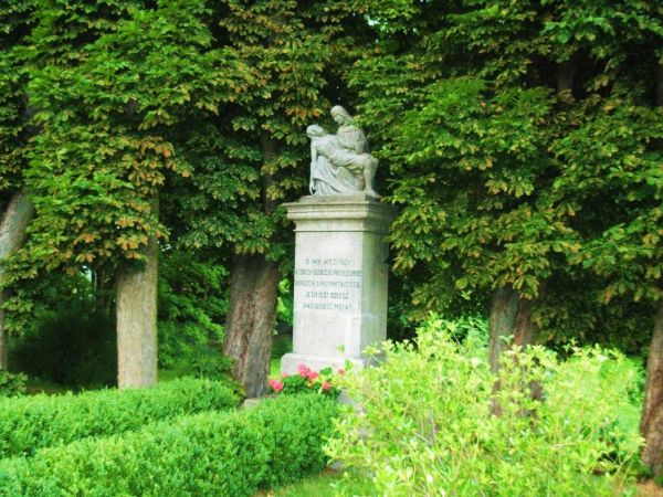 Figurka przy ul. Wybickiego.