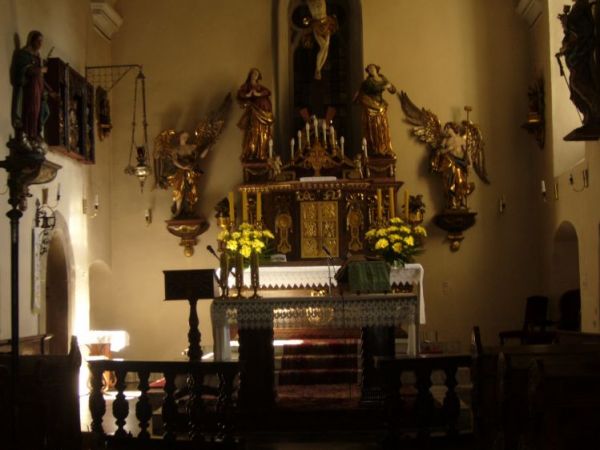 Zdjęcie ołtarza głównego w kościele św. Jakuba Apostoła w Krosnowicach.