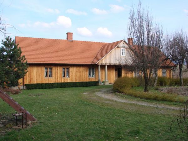 Odnowiony stary drewniany dworek z początku XVIII w