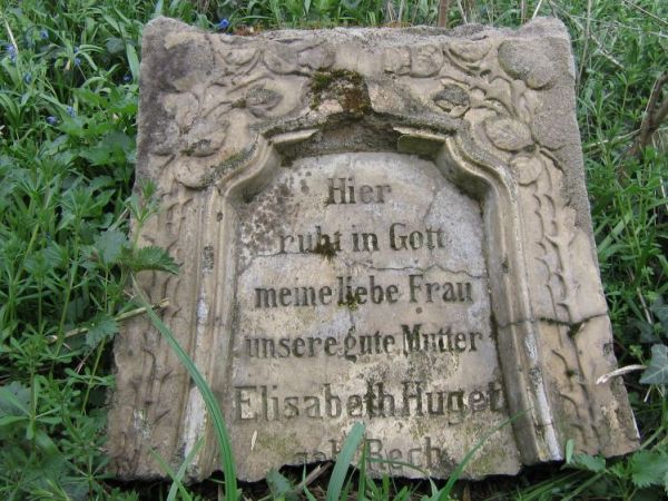 Jeden z pomników na po niemieckim cmentarzu.