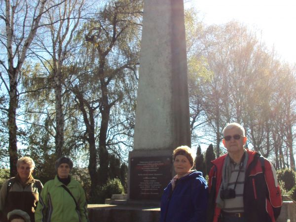 przed / obok: obelisk na cmentarzu żołnierzy - jeńców radzieckich, tam w pobliżu jesienią 1940 roku okupant założył "Obóz śmierci", załoga liczyła 150 osób. Żad