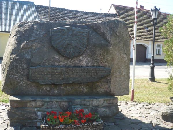 Na  Rynku  pomnik  Powstańców  Wielkopolskich.