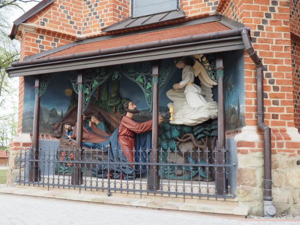pomiędzy szkarpami kaplicy św. Marii Magdaleny : sceny biblijne - przy murach zewnętrznych kościoła.