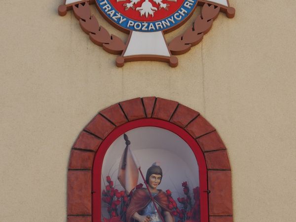 w niszy zewnętrznej murów remizy strażackiej : figura św.Floriana /przy temacie: zapraszam do galerii wsi: Besko, Jankowce, Mymoń, Wzdów/. Powyżej : krzyż tzw.