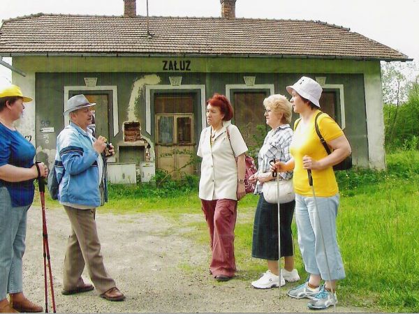 na zdjęciu: przed budynkiem stacji kolejowej /wyburzonej w 2011r./ a po drugiej stronie drogi - naprzeciwko: bunkier. Od 28.09.1939r. rzeka San stanowiła tu gra